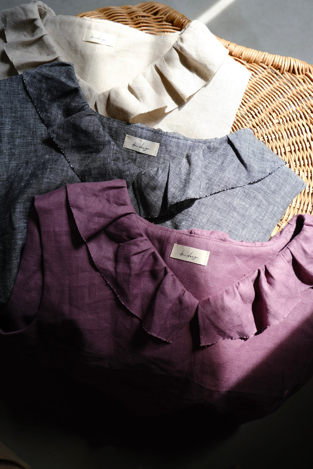 V neck_frill tops