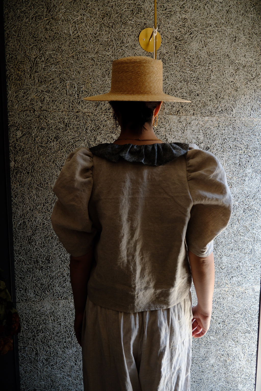 V neck_frill tops